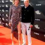 Rebecca Romijn Instagram - Leef lang en bloei 🖖 @DutchComicCon with @AnsonMount in support of #StarTrek #StrangeNewWorlds S2 now streaming on @SkyShowtimeNL - In last pic you can see Illyrian heritage all over my face #heroesdutchcomiccon #comiccon ❤️ Dress: @missoni @filippograzioli @altamodacomm Earrings: @alexisbittar Shoes: @ricagno_ @posh_management_la