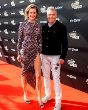Rebecca Romijn Instagram - Leef lang en bloei 🖖 @DutchComicCon with @AnsonMount in support of #StarTrek #StrangeNewWorlds S2 now streaming on @SkyShowtimeNL - In last pic you can see Illyrian heritage all over my face #heroesdutchcomiccon #comiccon ❤️ Dress: @missoni
@filippograzioli
@altamodacomm
Earrings: @alexisbittar
Shoes: @ricagno_
@posh_management_la
