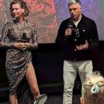 Rebecca Romijn Instagram - Leef lang en bloei 🖖 @DutchComicCon with @AnsonMount in support of #StarTrek #StrangeNewWorlds S2 now streaming on @SkyShowtimeNL - In last pic you can see Illyrian heritage all over my face #heroesdutchcomiccon #comiccon ❤️ Dress: @missoni @filippograzioli @altamodacomm Earrings: @alexisbittar Shoes: @ricagno_ @posh_management_la