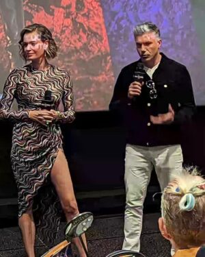 Rebecca Romijn Instagram - Leef lang en bloei 🖖 @DutchComicCon with @AnsonMount in support of #StarTrek #StrangeNewWorlds S2 now streaming on @SkyShowtimeNL - In last pic you can see Illyrian heritage all over my face #heroesdutchcomiccon #comiccon ❤️ Dress: @missoni
@filippograzioli
@altamodacomm
Earrings: @alexisbittar
Shoes: @ricagno_
@posh_management_la