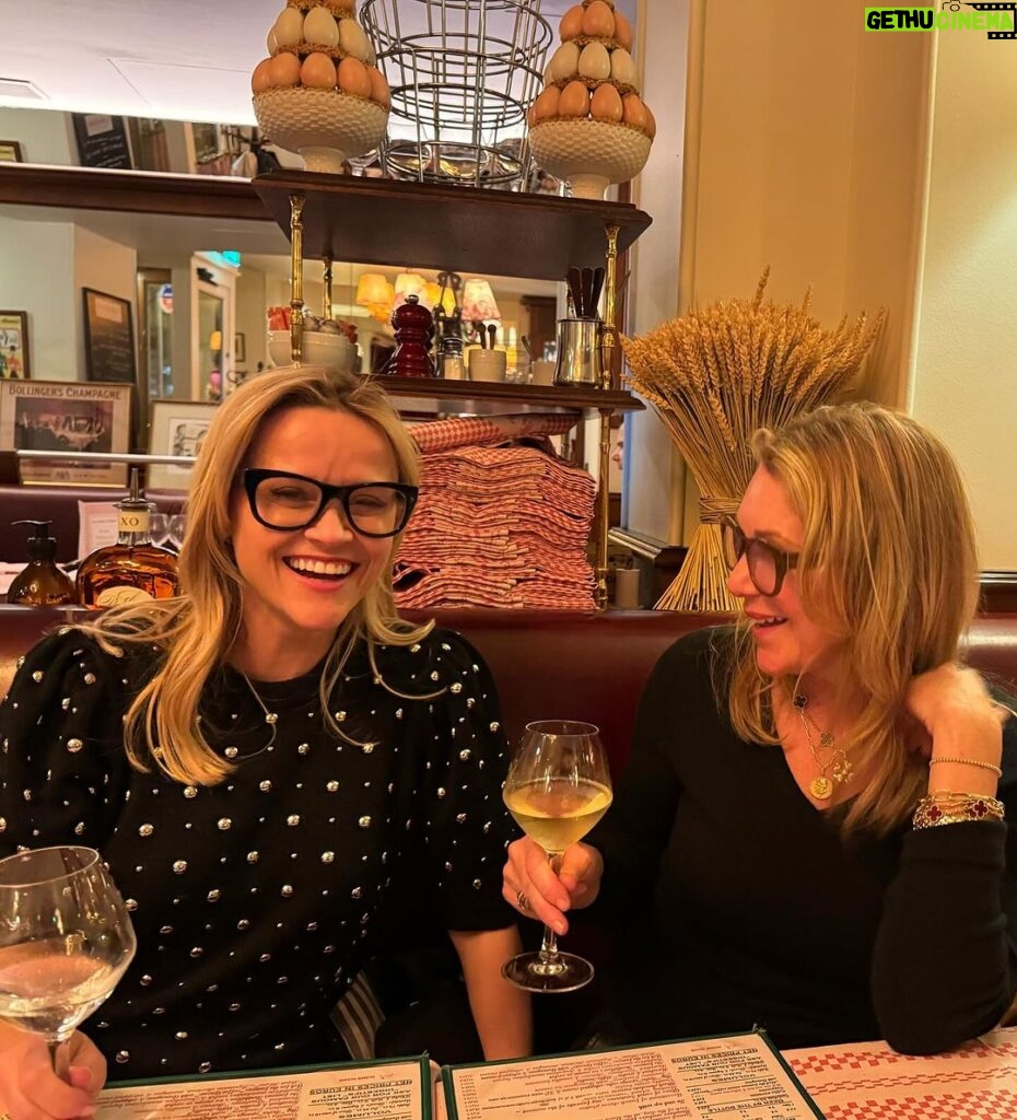 Reese Witherspoon Instagram - January in Paris 🍷❄️🖼️