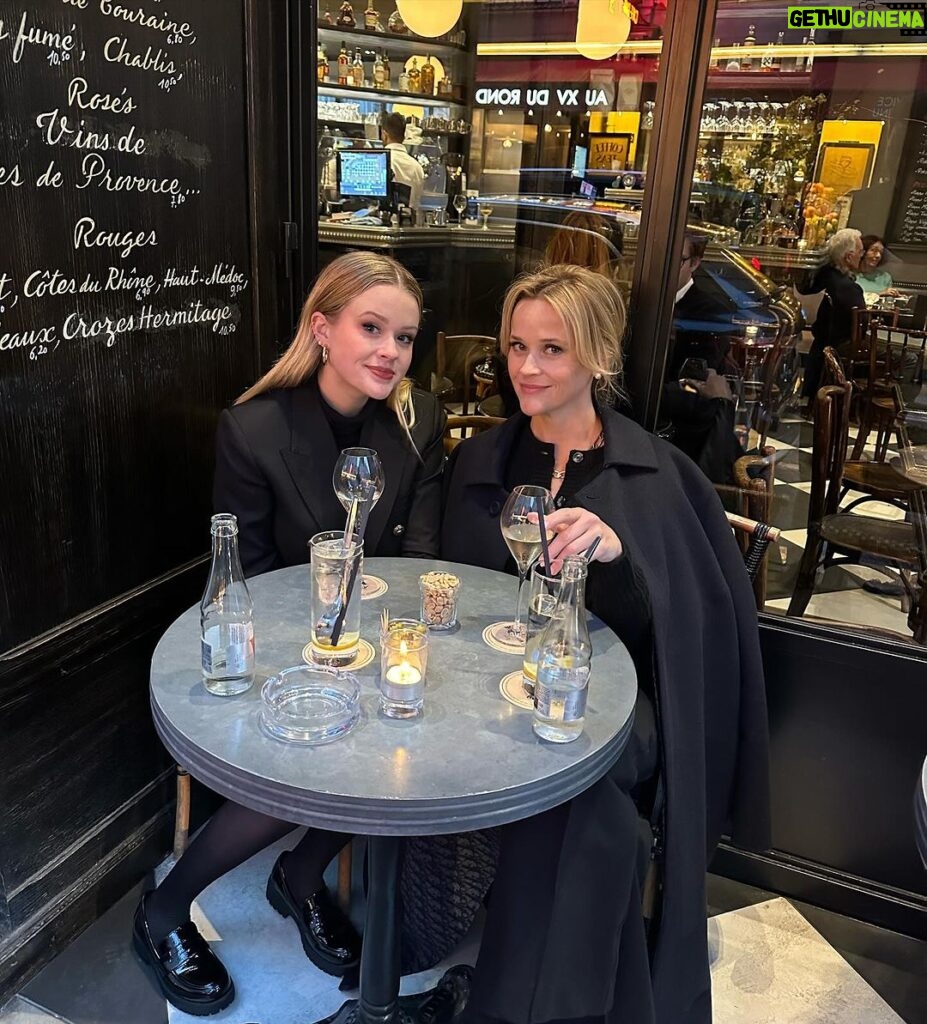 Reese Witherspoon Instagram - January in Paris 🍷❄️🖼️