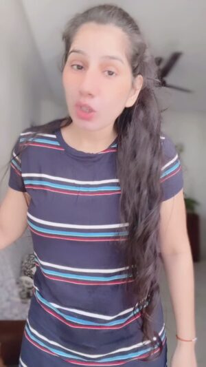 Reeta Mewada Instagram - Udi udi jaye #mobile #display #trending #comedy #trendingreels follow @reetamewada18 #fun 🙏🏻❤️