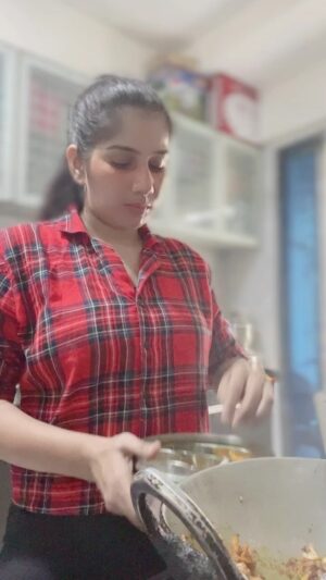 Reeta Mewada Instagram - ❤️Mujhe mil kar kya hota hai ❤️ #trendingreels #trending follow @reetamewada18 ❤️🙏🏻