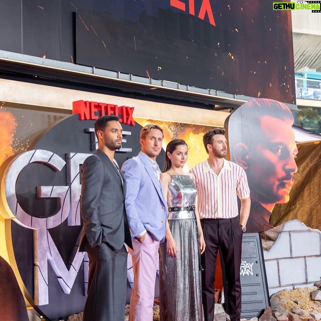 Regé-Jean Page Instagram - LONDON: good vibes on the hottest day of the year #THEGRAYMAN • 📸 @gettyimages • @ozwald_boateng @its_ajao @holly_macnaghten @carlosferraz_ @christopherleneo