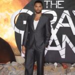 Regé-Jean Page Instagram - LONDON: good vibes on the hottest day of the year #THEGRAYMAN • 📸 @gettyimages • @ozwald_boateng @its_ajao @holly_macnaghten @carlosferraz_ @christopherleneo