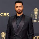Regé-Jean Page Instagram - Sunshine and smiles in midnight blue at @televisionacad EMMYS ✨ Congrats to all the Bridgerton team for all the outstanding things we achieved this season Stylish thanks to @giorgioarmani @jeanneyangstyle @jessica_o_ @christopherleneo ShelterPR 📸 @richfury / @gettyentertainment