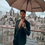 Regé-Jean Page Instagram - Time to fly • London - it’s been real Cheers 📸 @adamfussell • @hollymacnaghten @carlosferraz_ @christopherleneo @giorgioarmani @longines
