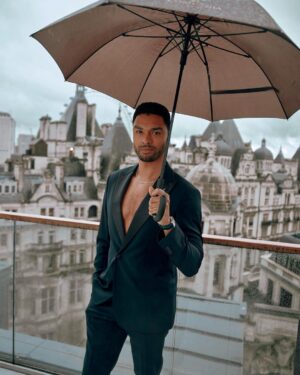 Regé-Jean Page Instagram - Time to fly

•

London - it’s been real

Cheers 📸 @adamfussell 

•

@hollymacnaghten
@carlosferraz_ 
@christopherleneo

@giorgioarmani 
@longines