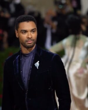 Regé-Jean Page Instagram - The night that my dreams might let me know… ✨

#MetGala
•
@giorgioarmani 
@longines 
@vogue 
•
@jeanneyangstyle 
@jessica_o_ 
@christopherleneo 
•
📸 @darian_chloe @bfa