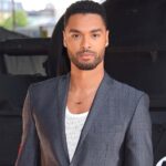 Regé-Jean Page Instagram - LONDON: good vibes on the hottest day of the year #THEGRAYMAN • 📸 @gettyimages • @ozwald_boateng @its_ajao @holly_macnaghten @carlosferraz_ @christopherleneo