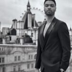 Regé-Jean Page Instagram - Time to fly • London - it’s been real Cheers 📸 @adamfussell • @hollymacnaghten @carlosferraz_ @christopherleneo @giorgioarmani @longines