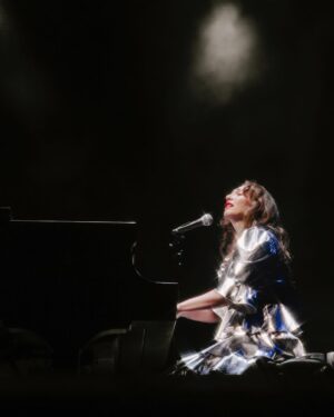 Regina Spektor Instagram - Hi friends!
This is just to say that I hope you haven’t been too flooded and rained upon, that I am pondering a fun local to NYC announcement, and that if you haven’t yet signed up to my text list (USA only) or email list (world wide) then please do so… links to both in the Bio 🍂 We’ll be ready to send you the news soon ☎️✍️

Beautiful 📸 by @jennamurray from Central Park Summer Stage 
Silver 👗 by @batshevadress 

🍂🍂🍂🍂🍂💕💕💕💕💕🎶🎶🎶