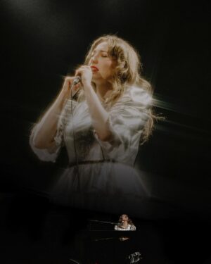 Regina Spektor Instagram - Hi friends!
This is just to say that I hope you haven’t been too flooded and rained upon, that I am pondering a fun local to NYC announcement, and that if you haven’t yet signed up to my text list (USA only) or email list (world wide) then please do so… links to both in the Bio 🍂 We’ll be ready to send you the news soon ☎️✍️

Beautiful 📸 by @jennamurray from Central Park Summer Stage 
Silver 👗 by @batshevadress 

🍂🍂🍂🍂🍂💕💕💕💕💕🎶🎶🎶