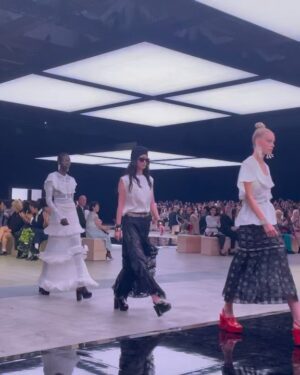 Reika Kirishima Instagram - CHANEL-DAKAR
MetiersdArt Collection2022/2023
show ＆ party
投稿がちょっと遅くなりました。
刺激的で素敵な夜を
ありがとうございました🖤
ジェニーちゃん可愛かった！

Thank you🙏
styling... @rena_semba 
makeup.. @fusakomakeup 
hair.... @kotaro__hair 

#chanel 
#CHANELMetiersdArt
#chaneldakar