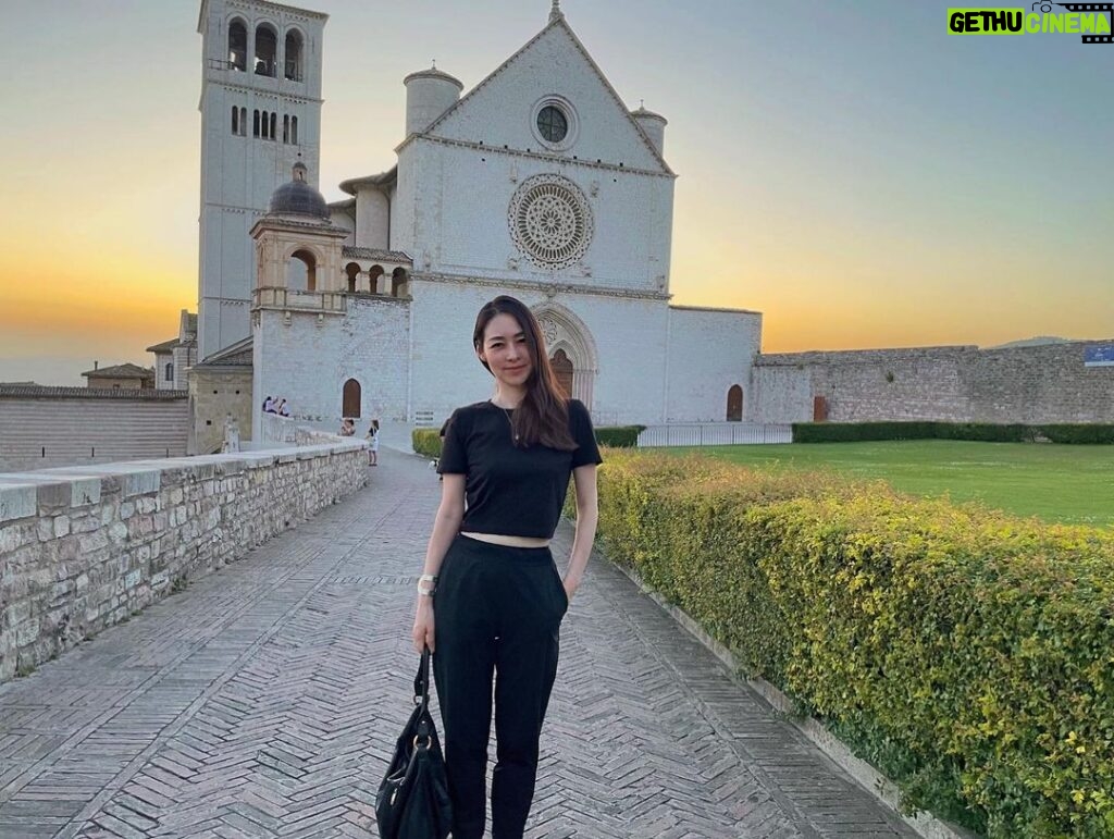 Reika Kirishima Instagram - 5年ぶり2度目の イタリアの大好きなアッシジ 🇮🇹 1人で旅に出ると特に海外では 困る場面がたくさん出てきます。 普段いくら人見知りでも 必死になって人に道を尋ねたりガシガシ関わって いつもの自分ではなくなります。 「生きるスウィッチ」が入る瞬間を 自分で毎回 面白がっていました。 そして今回の旅も "一期一会" この言葉が全てでした。 今、改めてこの言葉を大切に感じています。 it was a once in a lifetime encounter. #italy #assisi #francescodassisi #nowornever #方向音痴 Assisi, Italy