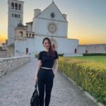Reika Kirishima Instagram - 5年ぶり2度目の イタリアの大好きなアッシジ 🇮🇹 1人で旅に出ると特に海外では 困る場面がたくさん出てきます。 普段いくら人見知りでも 必死になって人に道を尋ねたりガシガシ関わって いつもの自分ではなくなります。 「生きるスウィッチ」が入る瞬間を 自分で毎回 面白がっていました。 そして今回の旅も "一期一会" この言葉が全てでした。 今、改めてこの言葉を大切に感じています。 it was a once in a lifetime encounter. #italy #assisi #francescodassisi #nowornever #方向音痴 Assisi, Italy