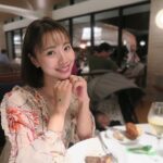 Reina Ikehata Instagram - 拍完確認照片時候才發現兒子貼在我手上的貼紙🤣 感謝你的禮物，媽媽非常非常開心的❤️ 写真撮った後に気付いた手の甲のシール。息子が大好きなダイソーの車シール🚗(シールって、毎日どっかしらにくっついてるよね？笑) ママにプレゼント、ありがとう❤️ 👗→H&M #媽咪日常 #媽咪 #兄弟 #兄弟ママ #兄弟リンクコーデ #産後ダイエット #産後 #ママライフ #二児の母