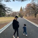 Reina Ikehata Instagram - 今天是日本人說的「好夫妻的日子」 感謝老公的幫忙🕺🏻 いい夫婦の日。 先日、秋晴れの中を旦那さんとお散歩したけど、息子たちとの写真しか撮ってない、そんな日常🍁 いつも、ありがとう😊 #媽咪日常 #媽咪 #兄弟 #兄弟ママ #兄弟リンクコーデ #産後ダイエット #産後 #ママライフ #まつ毛パーマ #まつ毛エクステ #フェイシャルエステ #做臉 #做臉護膚 #ピーリング #エステサロン #二児の母 #mommylife #mommy