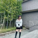 Reina Tanaka Instagram - . 誕生日祝ってもらった時のコーデは こんな感じのキラキラニットに しましたー🤍🩶🤍 クリスマスシーズンに着るか悩んだけど (もう1回着ればいっか笑) 早く着たくて♡ ・‥…━━━☞・‥…━━━☞ #田中れいな #ニット #ヴィオレッタ #violetta #violetta_code #EMODA #ブーツ
