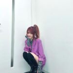 Reina Tanaka Instagram - . 紫のスーツのセットアップって 珍しくてかわいくない？😍💜 新しく買ったブーツは 足が綺麗に見えるし 結構厚底高いけど 前と後ろの高低差少なくて良い︎👍🏻 ̖́-💕 そしてピンクメッシュのエクステを いつもよりたくさん入れてもらったら ヘアアレンジした時たくさん見えて嬉しい♡ @lapis_kazuya ・‥…━━━☞・‥…━━━☞ #れーなこーで #セットアップ #パープルコーデ #evris #EMODA