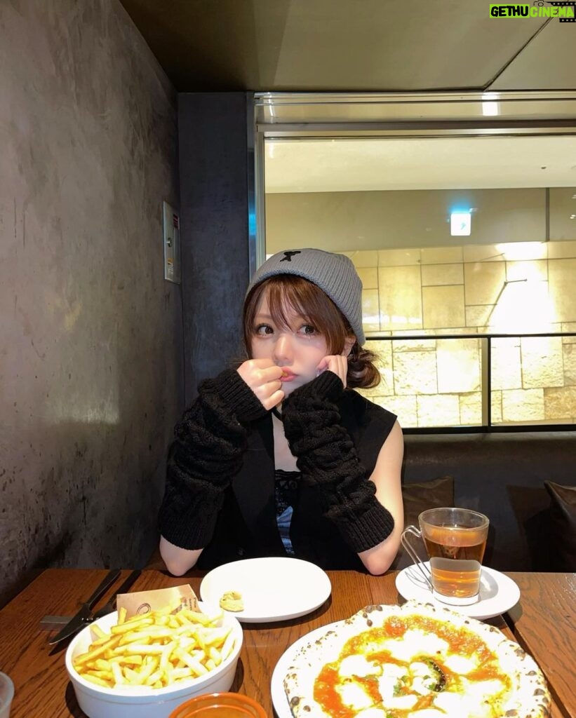 Reina Tanaka Instagram - . ご飯食べに行ったお店にフライドポテトがあったら イタリアンでも居酒屋でも どこでも頼んでしまう🍟🍟 家でも揚げて簡単に食べられるし どこで食べてもフライドポテトはフライドポテトなのに!!笑 とても中毒性ある食べ物でございますね😏💕 ・‥…━━━☞・‥…━━━☞ #好きな食べ物は揚げ物です #フライドポテト大好き #おすすめのフライドポテトのお店あったら教えてほしいな