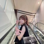 Reina Tanaka Instagram – .
このエスカレーター長かったので
写真撮ってみました🖤😜

1枚目は多分「ケータイかして！」って言った時のショット🤳