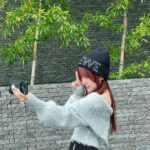 Reina Tanaka Instagram - . 誕生日祝ってもらった時のコーデは こんな感じのキラキラニットに しましたー🤍🩶🤍 クリスマスシーズンに着るか悩んだけど (もう1回着ればいっか笑) 早く着たくて♡ ・‥…━━━☞・‥…━━━☞ #田中れいな #ニット #ヴィオレッタ #violetta #violetta_code #EMODA #ブーツ