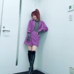 Reina Tanaka Instagram - . 紫のスーツのセットアップって 珍しくてかわいくない？😍💜 新しく買ったブーツは 足が綺麗に見えるし 結構厚底高いけど 前と後ろの高低差少なくて良い︎👍🏻 ̖́-💕 そしてピンクメッシュのエクステを いつもよりたくさん入れてもらったら ヘアアレンジした時たくさん見えて嬉しい♡ @lapis_kazuya ・‥…━━━☞・‥…━━━☞ #れーなこーで #セットアップ #パープルコーデ #evris #EMODA