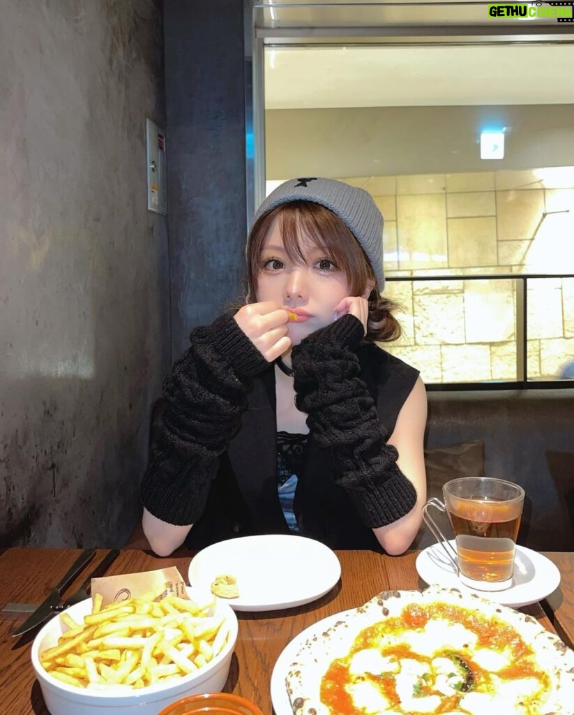 Reina Tanaka Instagram - . ご飯食べに行ったお店にフライドポテトがあったら イタリアンでも居酒屋でも どこでも頼んでしまう🍟🍟 家でも揚げて簡単に食べられるし どこで食べてもフライドポテトはフライドポテトなのに!!笑 とても中毒性ある食べ物でございますね😏💕 ・‥…━━━☞・‥…━━━☞ #好きな食べ物は揚げ物です #フライドポテト大好き #おすすめのフライドポテトのお店あったら教えてほしいな