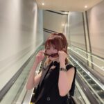 Reina Tanaka Instagram - . このエスカレーター長かったので 写真撮ってみました🖤😜 1枚目は多分「ケータイかして！」って言った時のショット🤳