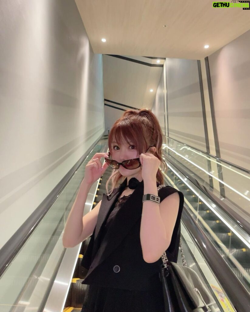 Reina Tanaka Instagram - . このエスカレーター長かったので 写真撮ってみました🖤😜 1枚目は多分「ケータイかして！」って言った時のショット🤳