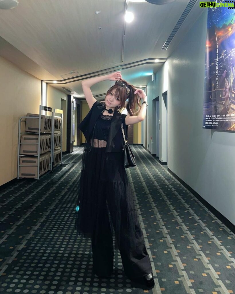 Reina Tanaka Instagram - . ブラックコーデ🖤🖤🖤 ホーンテッドマンションの映画観たよ🎥✧ 映画館ってポップコーン食べたり チュロス食べながら観るのがいいよね〜💕😍 ・‥…━━━☞・‥…━━━☞ #れーなこーで #ブラックコーデ #PAGEBOY #amiparis