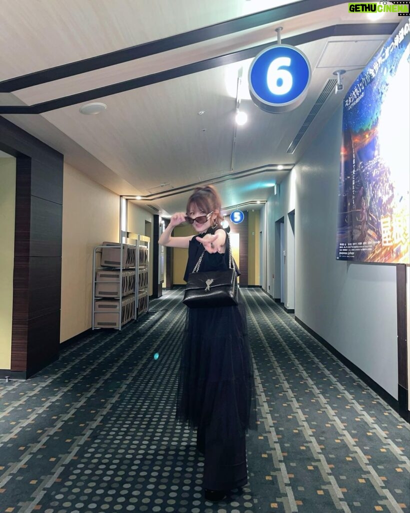 Reina Tanaka Instagram - . ブラックコーデ🖤🖤🖤 ホーンテッドマンションの映画観たよ🎥✧ 映画館ってポップコーン食べたり チュロス食べながら観るのがいいよね〜💕😍 ・‥…━━━☞・‥…━━━☞ #れーなこーで #ブラックコーデ #PAGEBOY #amiparis
