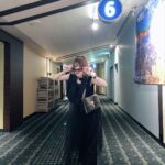 Reina Tanaka Instagram - . ブラックコーデ🖤🖤🖤 ホーンテッドマンションの映画観たよ🎥✧ 映画館ってポップコーン食べたり チュロス食べながら観るのがいいよね〜💕😍 ・‥…━━━☞・‥…━━━☞ #れーなこーで #ブラックコーデ #PAGEBOY #amiparis