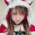 Reina Tanaka Instagram - . 今年最後に鍼と 美容クリニックに行ってきました💜 鍼はここ最近 腰と肩が痛すぎて 鍼してもらいようっちゃけど 顔にやってもらう美容鍼と違って ちょっとツーンってくるけん、れーな的には 「施術してもらってます！！」感があって すごく好き😆 施術後 肩甲骨こんなに動くっけ？！ってほど 凝りが楽になるし もちろんリフトアップも目的やけど 姿勢なおしてもらう方の施術が最近好きです🥰 速効性あるけん、今すぐ痛み取って！って時は れーな的には鍼がおすすめです^^ ただ、その後は自分の姿勢の問題やけん根本を解決せんとまたぶり返すけん頑張らんと🥹 そして美容クリニックは 表参道スキンクリニックで 初めて!!エリシスセンスという施術をしました✨️ ダーマペンとかポテンツァとかの針刺す系の施術をやった事がなかったけん怖すぎてめっちゃ汗かいたけど(笑) 施術の流れは 麻酔クリーム1時間ぐらいして 施術開始って感じ！ 感覚はねぇー 痛い所は痛いけど本当に感覚ほぼなくて 変な感じ😂 とにかくほぼ痛くなかった🤭 鼻のてっぺんだけ、ちょっと「おっっ」って感じ💭⸒⸒ その後 ダウンタイムが心配やったけん ケアシスという顔を冷やしながら美容液導入するメニューをしてもらいました❤️ エリシスした所、真っ赤になるかなー？とか もしかして血まみれになるかな？！とかって心配になったけど赤みも少しやったし次の日には治ったし 今後も続けたいなと思えた理由は 肌がツッルツルになって化粧水の入りがめちゃくちゃ良くなった事✨️ 来年も続けてやりたいなーって思っているメニューの1つになりました！ ちなみに、れーなはエリシスは鼻と顎のみで ケアシスは全顔にしたよ〜💛😋 エリシスした日は した部分にワセリンとか塗るといいって言われました☝️✧ ダーマペンとかポテンツァ、エリシスの針系の施術やった事ある人おったら、感想教えてほしいなー！ ・‥…━━━☞・‥…━━━☞ #美容鍼 #鍼 @sugizakikenya @veline.venus #表参道スキンクリニック #エリシスセンス #ケアシス @omotesando_skinclinic
