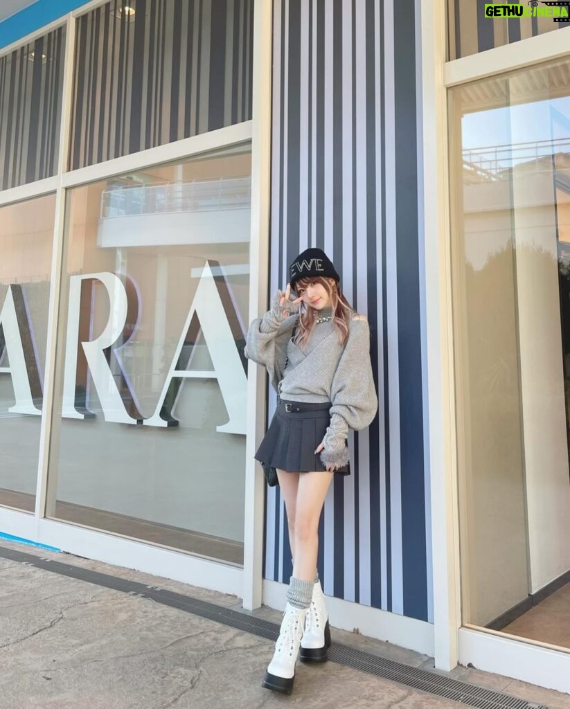 Reina Tanaka Instagram - . 天気が良くて 外で撮る時、寒さも耐えれたし いい写真撮れた😚💙 ・‥…━━━☞・‥…━━━☞ #れーなこーで #ZARA #スカート #ESPERANZA #ブーツ #SPIRALGIRL #トップス