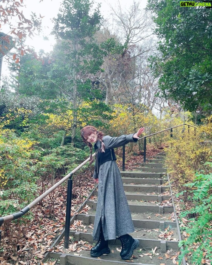 Reina Tanaka Instagram - . 初詣に行った時の服です🍂 おみくじ引いた？？ れーなは吉でした(*^^*) いい事たくさん書いてあった🔖.· ・‥…━━━☞・‥…━━━☞ #れーなこーで #EATME #ワンピース #rady #厚底ブーツ #三つ編み #三つ編みアレンジ