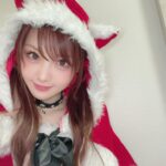 Reina Tanaka Instagram - . 今年最後に鍼と 美容クリニックに行ってきました💜 鍼はここ最近 腰と肩が痛すぎて 鍼してもらいようっちゃけど 顔にやってもらう美容鍼と違って ちょっとツーンってくるけん、れーな的には 「施術してもらってます！！」感があって すごく好き😆 施術後 肩甲骨こんなに動くっけ？！ってほど 凝りが楽になるし もちろんリフトアップも目的やけど 姿勢なおしてもらう方の施術が最近好きです🥰 速効性あるけん、今すぐ痛み取って！って時は れーな的には鍼がおすすめです^^ ただ、その後は自分の姿勢の問題やけん根本を解決せんとまたぶり返すけん頑張らんと🥹 そして美容クリニックは 表参道スキンクリニックで 初めて!!エリシスセンスという施術をしました✨️ ダーマペンとかポテンツァとかの針刺す系の施術をやった事がなかったけん怖すぎてめっちゃ汗かいたけど(笑) 施術の流れは 麻酔クリーム1時間ぐらいして 施術開始って感じ！ 感覚はねぇー 痛い所は痛いけど本当に感覚ほぼなくて 変な感じ😂 とにかくほぼ痛くなかった🤭 鼻のてっぺんだけ、ちょっと「おっっ」って感じ💭⸒⸒ その後 ダウンタイムが心配やったけん ケアシスという顔を冷やしながら美容液導入するメニューをしてもらいました❤️ エリシスした所、真っ赤になるかなー？とか もしかして血まみれになるかな？！とかって心配になったけど赤みも少しやったし次の日には治ったし 今後も続けたいなと思えた理由は 肌がツッルツルになって化粧水の入りがめちゃくちゃ良くなった事✨️ 来年も続けてやりたいなーって思っているメニューの1つになりました！ ちなみに、れーなはエリシスは鼻と顎のみで ケアシスは全顔にしたよ〜💛😋 エリシスした日は した部分にワセリンとか塗るといいって言われました☝️✧ ダーマペンとかポテンツァ、エリシスの針系の施術やった事ある人おったら、感想教えてほしいなー！ ・‥…━━━☞・‥…━━━☞ #美容鍼 #鍼 @sugizakikenya @veline.venus #表参道スキンクリニック #エリシスセンス #ケアシス @omotesando_skinclinic