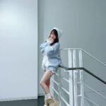 Reina Tanaka Instagram - . ⛄️🩵 このニット、デザインがおしゃれやけん ニット1枚で可愛くなれる🥹 袖はつけ袖のフリフリつけた🤍 足元もとことん、ぶりぶりに 可愛く柔らかい感じにしたかったけんいつもやったら黒のショートブーツとか履いてしまうけど 今回はベージュのムートン🫶💓 Radyのムートンは歩きやすいけん、ベージュとブラックの2個持ちしております🤎🖤 ・‥…━━━☞・‥…━━━☞ #れーなこーで #Rady #ムートン #lillilly #ニット #ニットコーデ #冬コーデ #デートコーデ に如何ですか？♡
