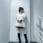 Reina Tanaka Instagram - . 今日のクロクル生放送で着た服です⛄️❄️ 今日はクリスマススペシャルやったけん、雪をイメージしました·͜·(完全後付け。たまたまこの服になったw) ふわふわしてかわいいやろ😘🤍 ・‥…━━━☞・‥…━━━☞ #れーなこーで #EZICK #BUBBLES #ZARA #PAGEBOY #クリスマスコーデ #冬コーデ