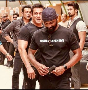 Remo D'Souza Instagram - Happy birthday @beingsalmankhan sir, you are an #angel to me , thank you for everything, love and blessings for you always ❤️🙏. #goldenheart