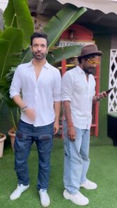 Remo D'Souza Instagram - When srk teaches u romance n ur such a good student that even onions look romantic 😜😜.. just some fun with my bro @remodsouza ❤️🤗 . . . #reelsinstagram #trending #trendingreels #fun #funny #masti #music #trendingsongs #remo #aamirali #bro