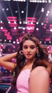 Remo D'Souza Instagram - @remodsouza sir 😂 Always the wind beneath my wings🌬️💨😆 #dancepluspro 📹@souravsharmaofficial 👗@shreyandurjastyle @martyco.in @artjoules @_rentofy_ 🎀💄@dwyessh_hairwizard @ritickasjalan @aaliyahussainhairmakeupcreator 😎 @premavshetty @_shraddhabobade_ @jagtap721