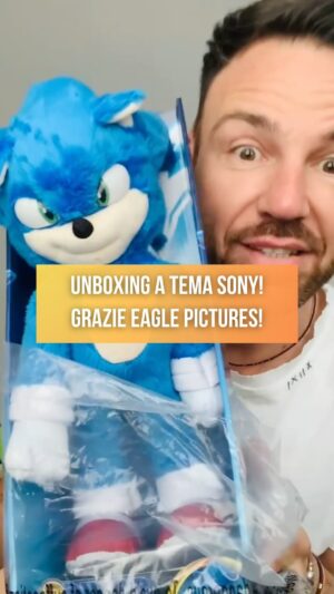Renato Novara Instagram - Ho ricevuto un bellissimo regalo a tema #SonicilFilm2 da @eagle.pictures & @paramountpicturesitalia 💙

Avete visto il film? Vi è piaciuto? ✨