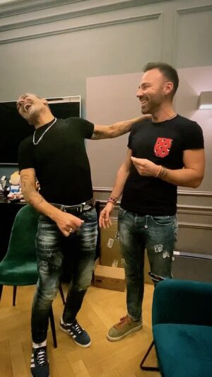 Renato Novara Instagram - C’è solo un Capitano?! Forse no 🤣 #ciurmachallenge con @renatonovara (voce del mitico Luffy di #onepiece )

#luffy #renatonovara #ciurma #giorgiovanni