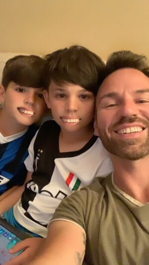Renato Novara Instagram - Fedez, Achille Lauro e Orietta Berti... 🤣🤣🤣❤️❤️❤️ certo il synch non è il mio forte 🤣🤣🤣