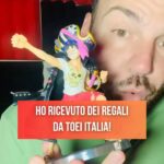 Renato Novara Instagram - Ho ricevuto dei regali fighissimi da @toei_animation 😍 Grazie a Toei e Paolo Casarini! #renatonovara #onepiece #doppiatore #luffy #cartoneanimato #anime #onepieceitalia #unboxing #reels