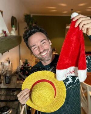Renato Novara Instagram - Cappello di paglia o Cappello di Babbo Natale? 🎄 Buone feste a tutti! ❤️

#natale #onepiece