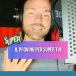 Renato Novara Instagram - La genesi del famigerato “SUSSUPER!” 😂 Aspetto tutti i commenti con l’hashtag #SUSSUPER 🦹🏻‍♂️ #renatonovara #doppiaggio #doppiatore #supertv #speaker #dietrolequinte #icarly #reels